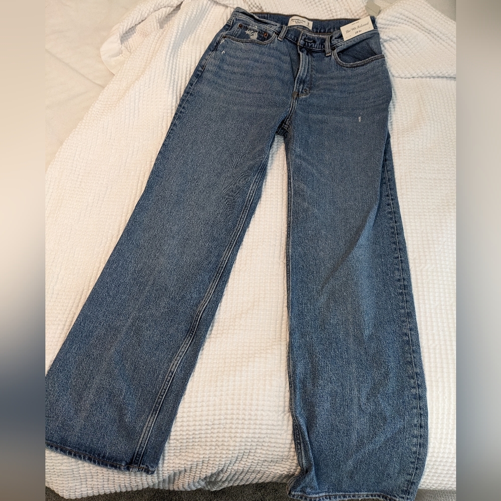 NWT Abercrombie and Fitch The 90's Relaxed Highrise Jeans Size 28 6 R